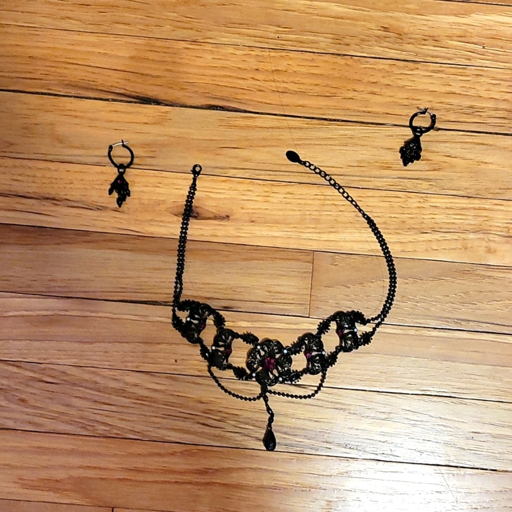 Choker necklace with earrings